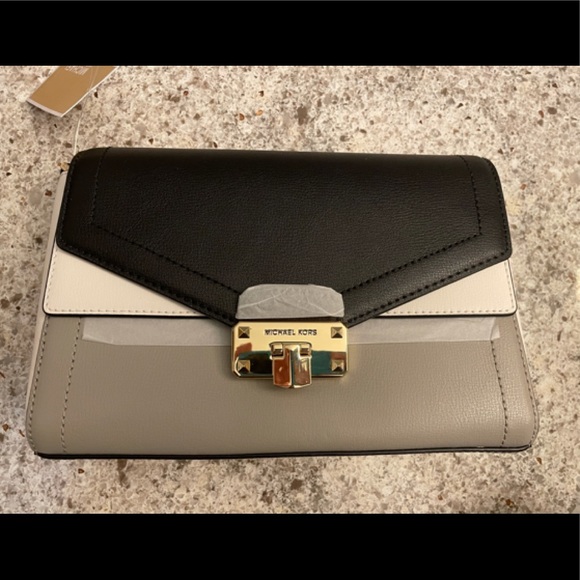 Michael Kors Handbags - Michael Kors kinsley medium size purse